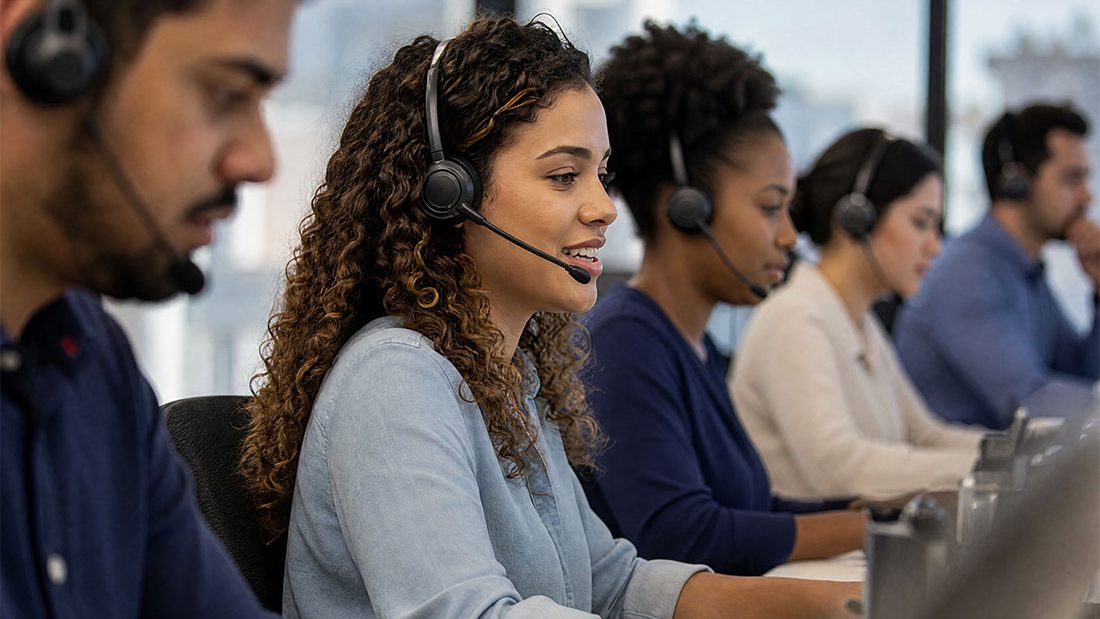 Equipe de suporte de TI com headsets atendendo clientes