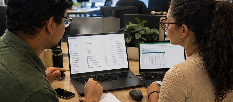 Dois colegas acessando os arquivos da empresa em seus notebooks