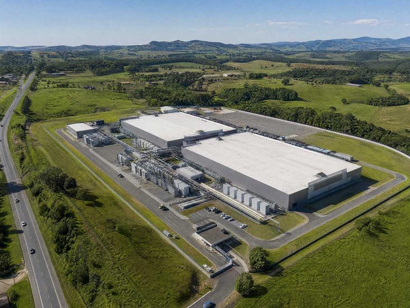 Vista aérea de um complexo de data centers no Brasil