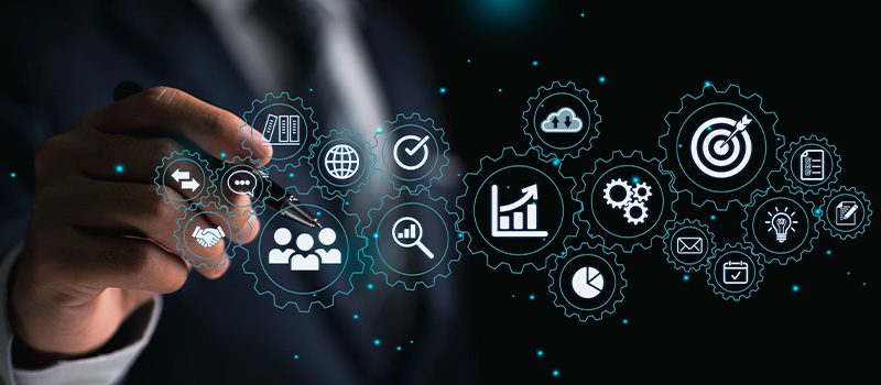 Mão desenhando ícones de soluções de tecnologia conectados por engrenagens