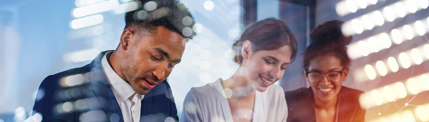 Profissionais sorrindo durante uma reunião de trabalho