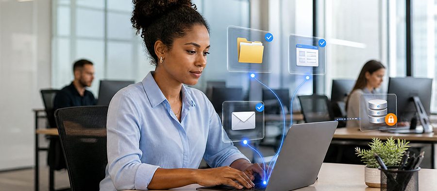 Profissional acessando arquivos e e-mails da empresa no notebook com acesso controlado