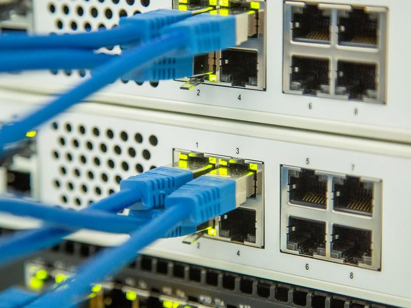 Switch de rede com cabos azuis conectados